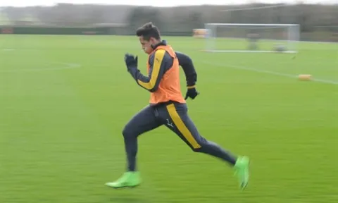 Chùm ảnh: Ramsey trở lại, Sanchez vẫn cháy hết mình như mọi khi