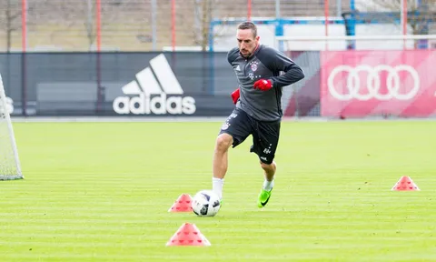 Chùm ảnh: Ribery trở lại và nỗ lực hết mình trên sân tập