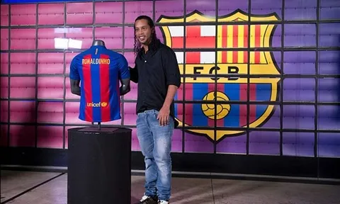 Chùm ảnh: Ronaldinho CHÍNH THỨC khoác lại chiếc áo của Barcelona