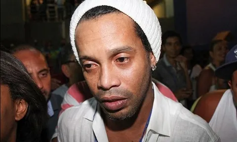 Chùm ảnh: Ronaldinho phờ phạt cả người khi tham gia lễ hội tại Brazil