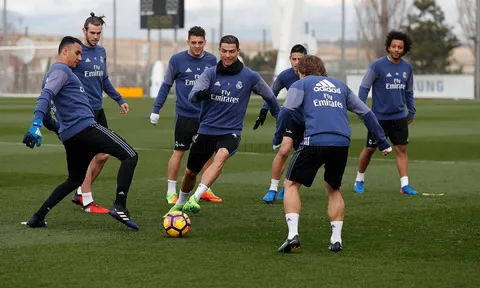 Chùm ảnh: Ronaldo bị đồng đội "vờn" trên sân tập