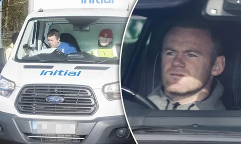 Chùm ảnh: Rooney được đưa tới sân tập bằng xe chở hàng