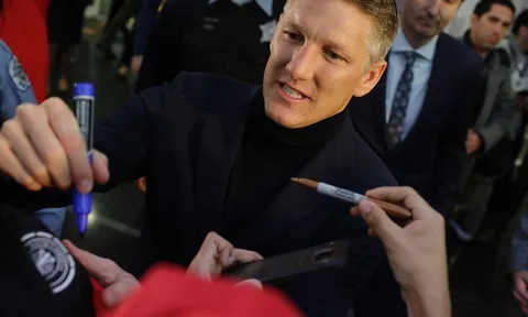 Chùm ảnh: Sân bay Chicago 'chật như nêm' chào đón Schweinsteiger