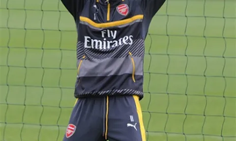 Chùm ảnh: Sao Arsenal thay nhau khoe dáng bá đạo trên sân tập