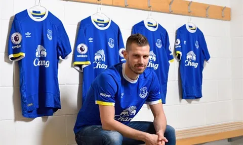 Chùm ảnh: Schneiderlin rạng ngời khoe màu áo mới