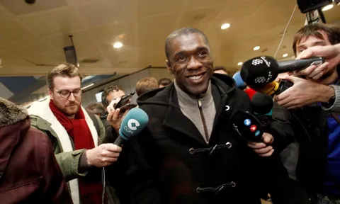 Clarence Seedorf bị vây chặt trên đường đến chậm chức HLV Deportivo