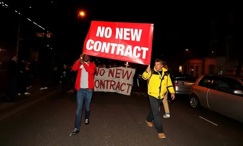Cổ động viên Arsenal biểu tình đòi HLV Wenger ra đi