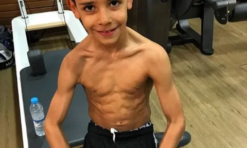 Con trai Ronaldo khoe cơ bắp cuồn cuộn như cha mình