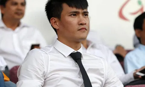 Công Vinh căng thẳng chuyện “khôn nhà dại chợ”