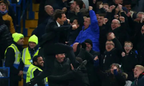 Conte ăn mừng như điên dại khi Willian ghi bàn