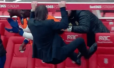 Conte ăn mừng như khỉ đột sau bàn thắng của Cahill