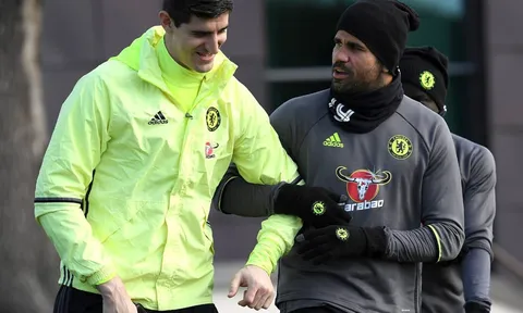 Costa 'tình tứ' với Courtois trên sân tập