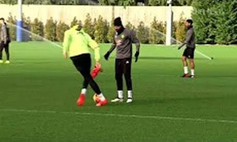 Courtois khiến Diego Costa sửng sốt vì rê bóng quá khéo