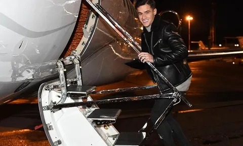 Coutinho rạng rỡ lên máy bay đến Barcelona