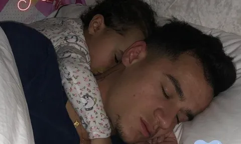 Coutinho truyền cảm hứng bằng bức ảnh 'bố là tất cả'
