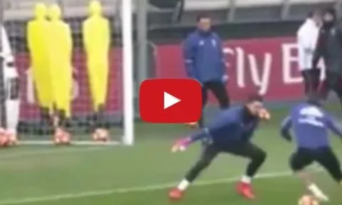 Cristiano Ronaldo biểu diễn kĩ thuật đảo chân đối mặt của Rô béo
