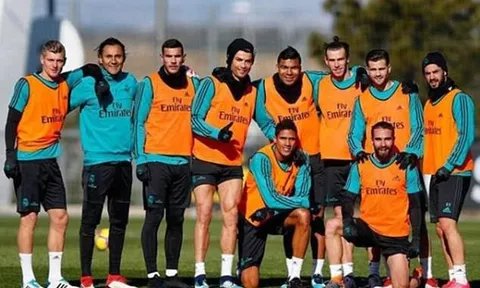 Cristiano Ronaldo khéo léo khoe cơ đùi rắn chắc