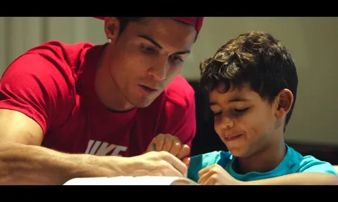 Cristiano Ronaldo làm gì cho hết một ngày?