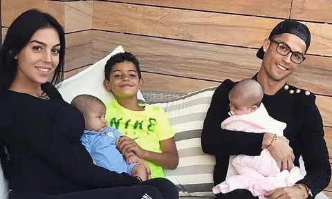 Nể phục tài chăm con của từ bạn gái 'vạn người mê' của Ronaldo