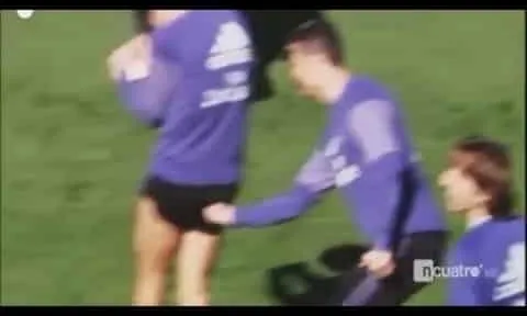 Cristiano Ronaldo thích thú sờ mông James Rodriguez trên sân tập
