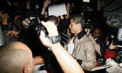 Phản ứng của sao sân cỏ trước paparazzi: Người cười gượng, kẻ ăn thua đủ