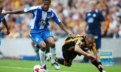 Cú nã đại bác của Antonio Valencia khi còn ở Wigan
