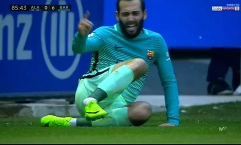 Cú sốc: Sao Barca chấn thương ghê rợn, gãy cổ chân