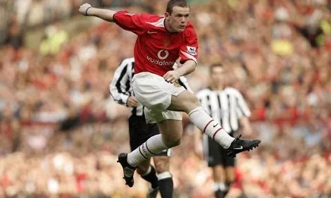 Cú volley tuyệt hảo của Wayne Rooney vs Newcastle