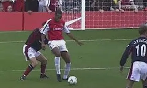 Cú xoay lưng vuốt bóng để đời của Thierry Henry