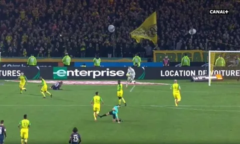 Cực hài trận Nantes-PSG: Trọng tài vung chân trả đũa rồi rút thẻ đỏ đuổi Diego Carlos