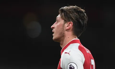 CỰC NÓNG: Mesut Ozil ở lại Arsenal, hưởng lương cao kỷ lục
