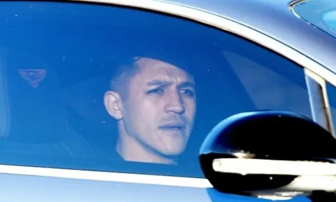CỰC NÓNG: Sanchez sang Manchester United kiểm tra y tế