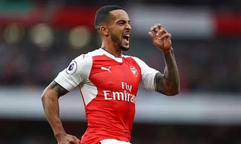 CỰC NÓNG: Walcott đến Everton kiểm tra y tế