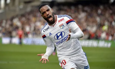 Cuộc đua Vua phá lưới Ligue 1: 'Song mã' Cavani - Lacazette