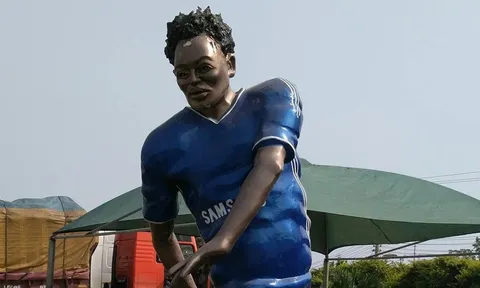 Cười sặc sụa với tượng Essien xấu 'ma chê quỷ hờn' chẳng kém Ronaldo