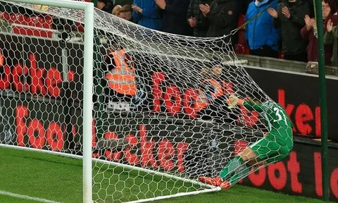 Cứu thua kinh dị, "siêu nhân" Man City bay thẳng vào lưới