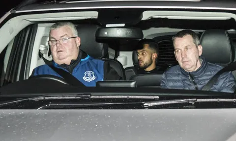 Walcott lặng lẽ đến kiểm tra y tế, Everton có người thay Barkley