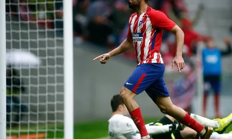 Sanchez bị fan vây kín trước ngày ra mắt tại Old Trafford
