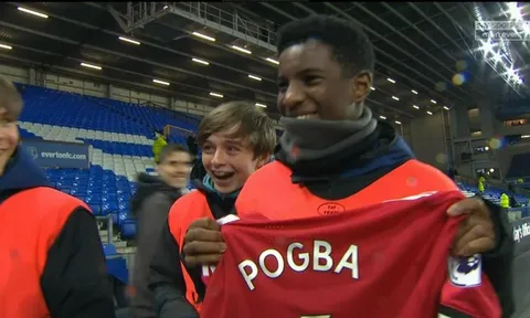 Pogba lột áo tặng fan nhí nhân ngày Man Utd thắng nhàn