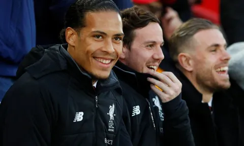 Van Dijk tươi rói nhìn đồng đội hạ nhục Man City lần đầu tiên