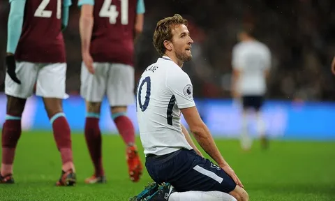 Harry Kane quỳ gối trước một West Ham cực kì khó chịu