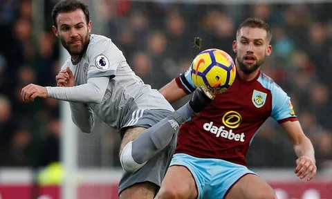 Man Utd trầy trật kéo sập pháo đài Turf Moor của Burnley