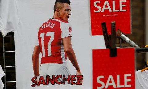 Áo in hình Sanchez bị rao bán với giá rẻ mạt trước giờ G