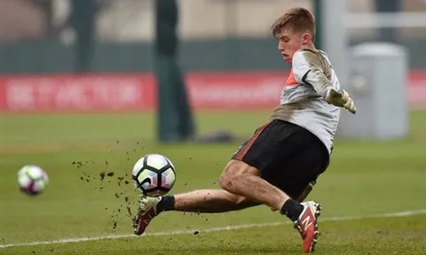 Đàn anh chưa về, sao trẻ Liverpool tranh thủ 'tắm bùn' ghi điểm