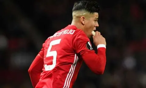 Dân mạng phát sốt khi Mourinho đưa chuối cho Rojo ăn ngay trong trận đấu
