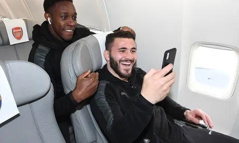 Dàn sao Arsenal hớn hở lên máy bay, đối đầu với thử thách khắc nghiệt