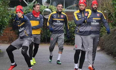 Dàn sao Arsenal tạo dáng ngộ nghĩnh dưới tiết trời lạnh giá