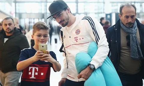 Dàn sao Bayern Munich bị vây kín khi đổ bộ xuống Doha