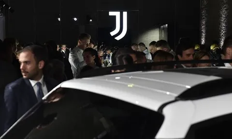 Dàn sao Juventus lung linh ra mắt logo 'thảm họa'