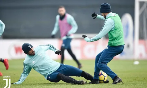 Dàn sao Juventus tập hăng say chờ giao thừa